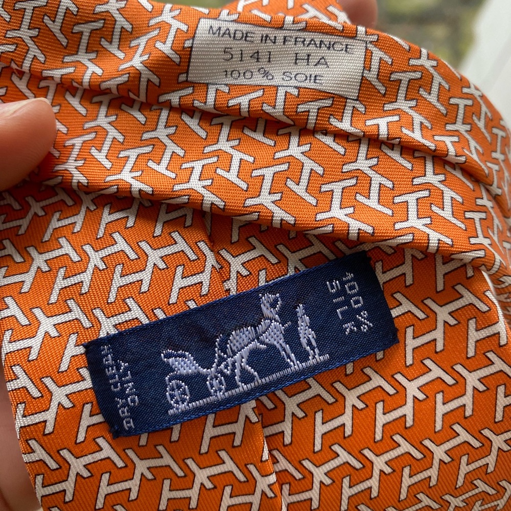 Orange patterned silk Hermès tie